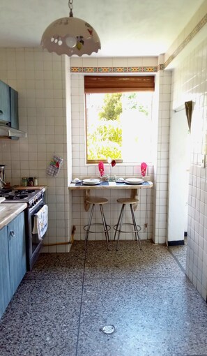 Oven, coffee/tea maker, cookware/dishes/utensils, dining tables