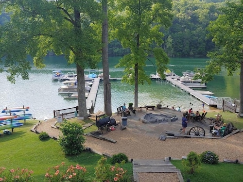 Family-Friendly, Private 2 Acres with Stunning Views