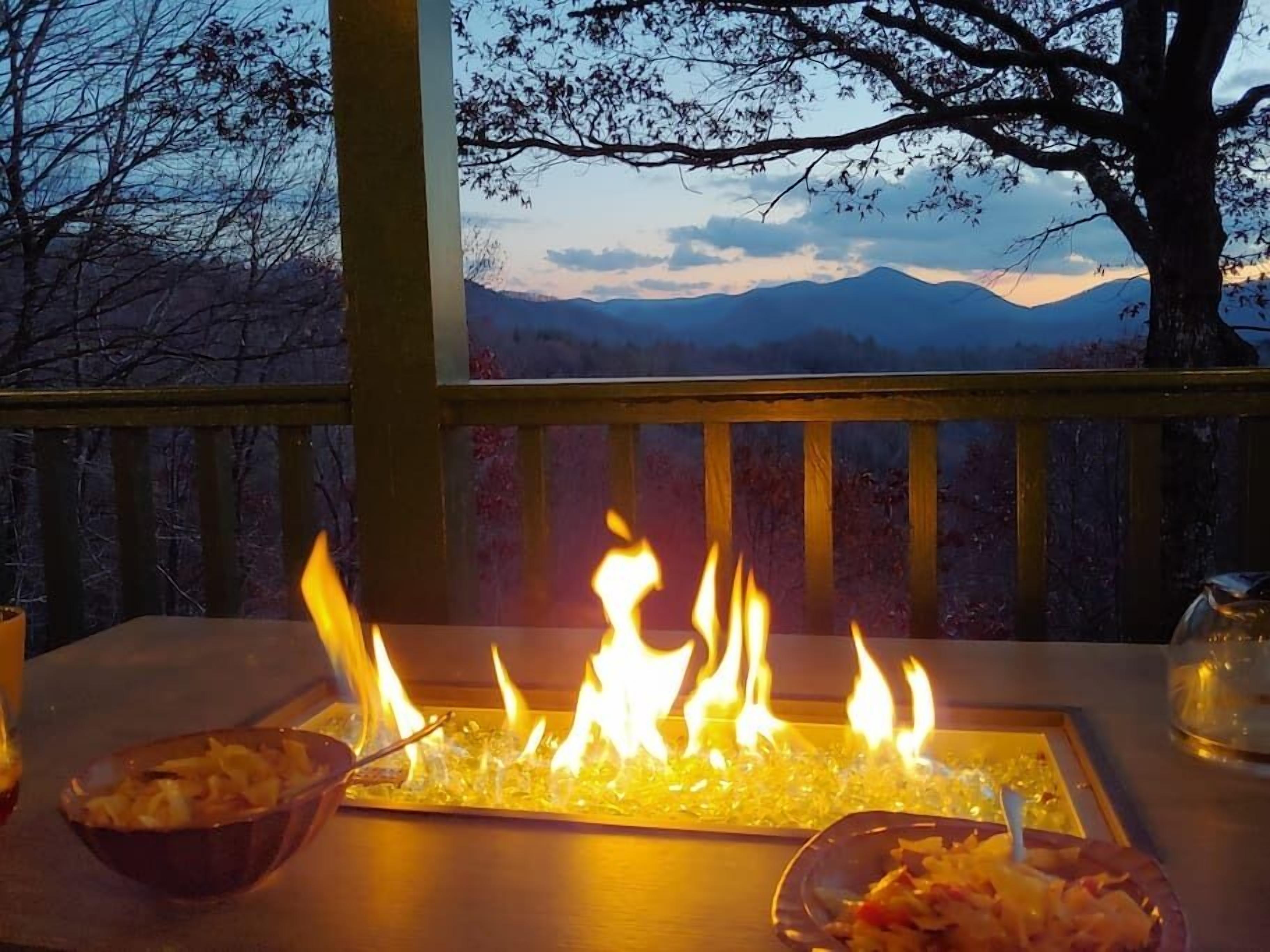 Un elemento decorativo a forma di fuoco con vista sulle montagne sullo sfondo.