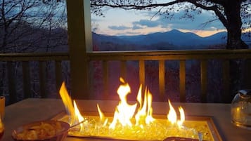 Un elemento decorativo a forma di fuoco con vista sulle montagne sullo sfondo.