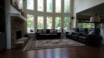 Smart TV, fireplace