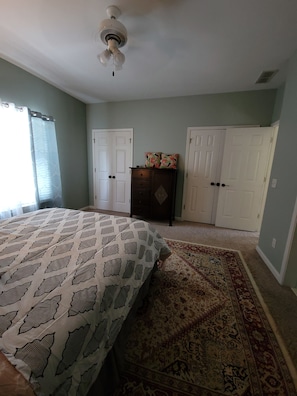4 bedrooms, desk, iron/ironing board, free WiFi