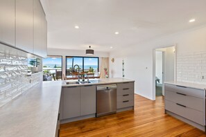 Fridge, microwave, oven, stovetop - Ocean view on Booroo (Pambula beach)