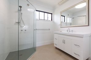 Ensemble douche/baignoire, serviettes fournies, savon, papier toilette