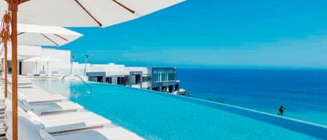 حمّام سباحة خارجي، حمّام سباحة مُدفَّأ