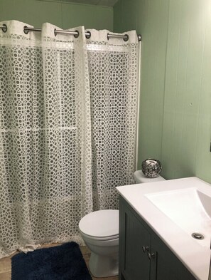 Baignoire, sèche-cheveux, serviettes fournies, savon
