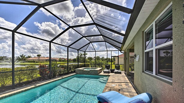 Ein überdachter Pool mit Liegestühlen, einem Whirlpool und einer Terrassenanlage.