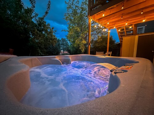 The Nook- Private Walkout Studio With Full Kitchen & Hot Tub!