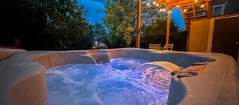 The Nook- Private Walkout Studio With Full Kitchen & Hot Tub!