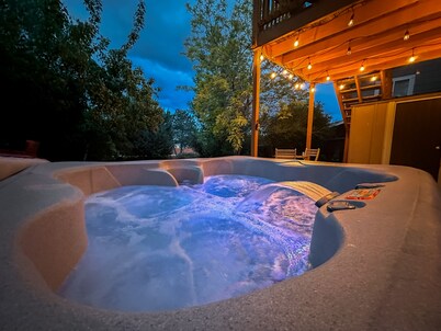 The Nook- Private Walkout Studio With Full Kitchen & Hot Tub!