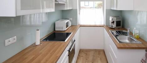 Kjøleskap, mikrobølgeovn, ovn og oppvaskmaskin