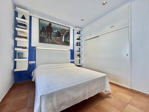 1 chambre, fer et planche à repasser, accès Internet