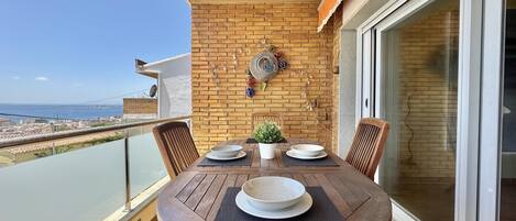 تناول الطعام بالخارج