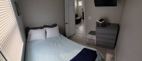 2 slaapkamers, een bureau, een strijkplank/strijkijzer, reisbedje