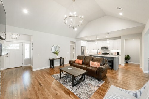 Executive Stay, Modern Farmhouse Perfect Location. Garage Parking.
