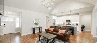 Executive Stay, Modern Farmhouse Perfect Location. Garage Parking.