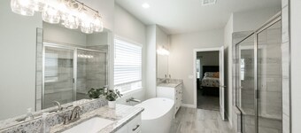Executive Stay, Modern Farmhouse Perfect Location. Garage Parking.