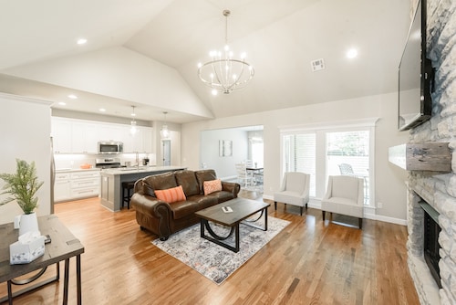 Executive Stay, Modern Farmhouse Perfect Location. Garage Parking.