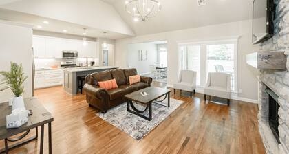 Executive Stay, Modern Farmhouse Perfect Location. Garage Parking.