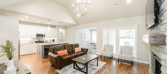 Executive Stay, Modern Farmhouse Perfect Location. Garage Parking.