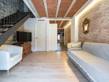 TV. Apartment with views of the Wall at 30min Port Aventura