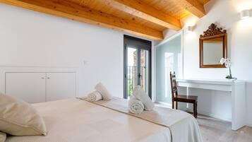 2 bedrooms, iron/ironing board, internet, bed sheets