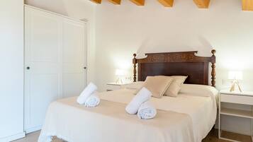 2 bedrooms, iron/ironing board, internet, bed sheets