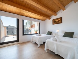 2 soverom, strykejern/-brett, internettilgang og sengetøy