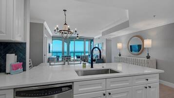 Jääkaappi, mikroaaltouuni, uuni, liesi