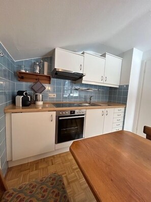 Kühlschrank, Ofen, Herdplatte, Wasserkocher mit Kaffee-/Teezubehör