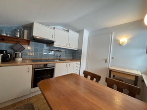 Kühlschrank, Ofen, Herdplatte, Wasserkocher mit Kaffee-/Teezubehör