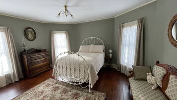 5 bedrooms, desk, free WiFi, bed sheets