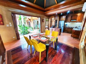 Baan Rom Yen | Essbereich im Zimmer