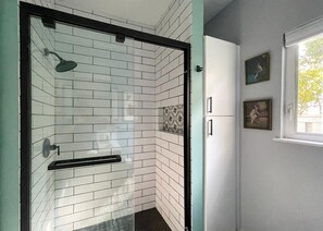 Douche, sèche-cheveux, serviettes fournies, papier toilette