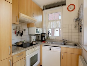 Jääkaappi, mikroaaltouuni, uuni, astianpesukone