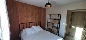 2 bedrooms, iron/ironing board, free WiFi