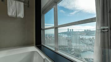 Deluxe Double Room, Harbor View | 浴室 | 吹風機、浴袍、拖鞋、坐浴桶