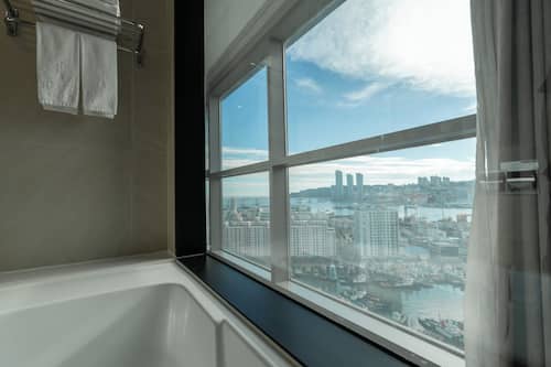 Deluxe Double Room, Harbor View - If parking is full, please follow hotel staff guidance | Bathroom | Hair dryer, bathrobes, slippers, bidet