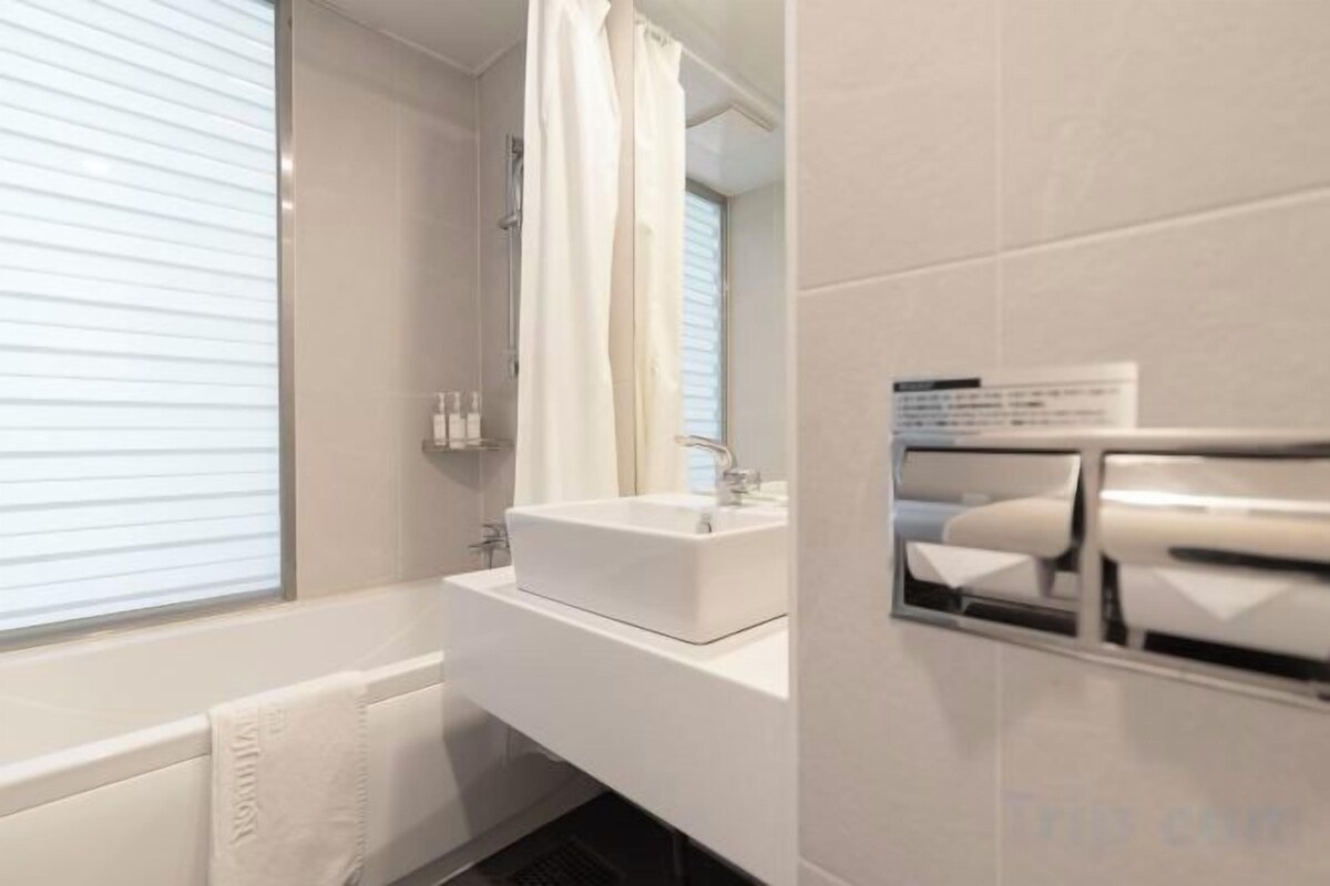Séchoir à cheveux, peignoirs, pantoufles, bidet