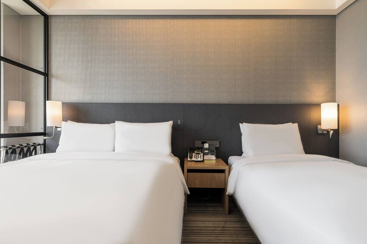 Deluxe Twin Plus - Bath/Shower Random Assign, If parking is full, please follow hotel staff guidance | Zimmersafe, individuell dekoriert, individuell eingerichtet