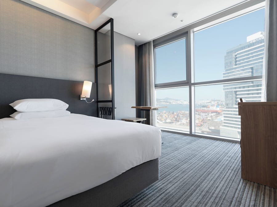 Business Twin Room, Harbor View - If parking is full, please follow hotel staff guidance | Cofres nos quartos, individualmente decorados