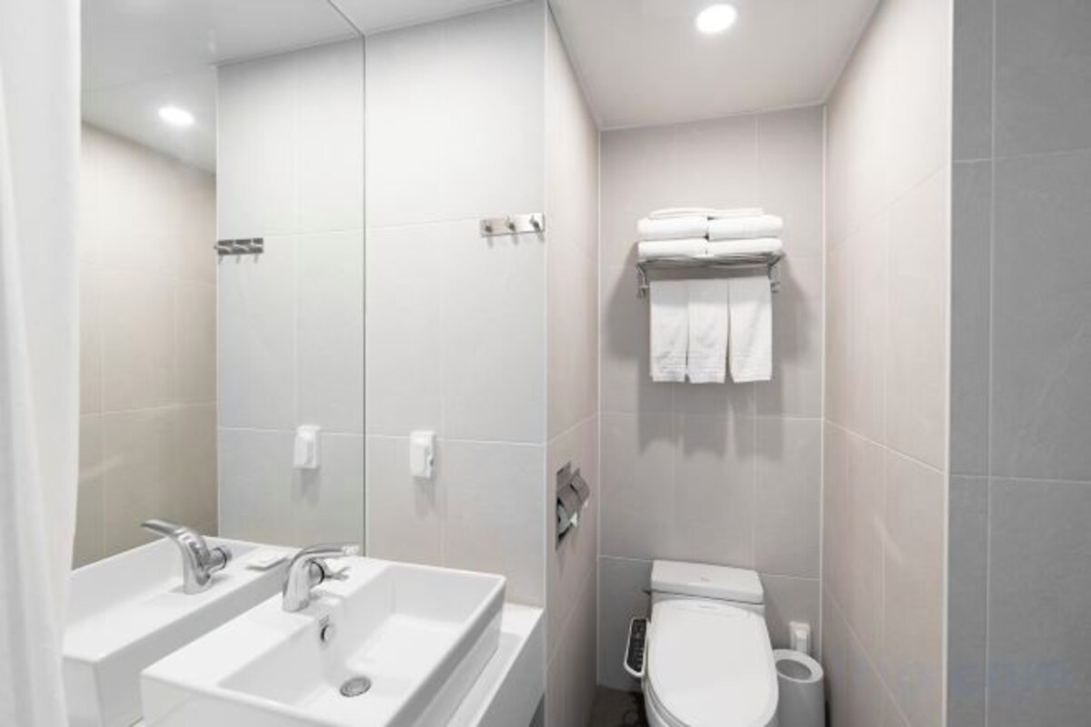 Secador de pelo, batas, pantuflas, bidet