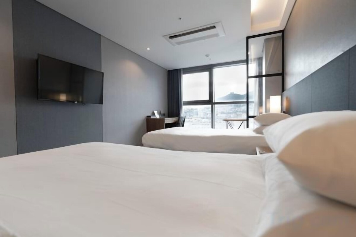 In-room safe, desk, laptop workspace, soundproofing