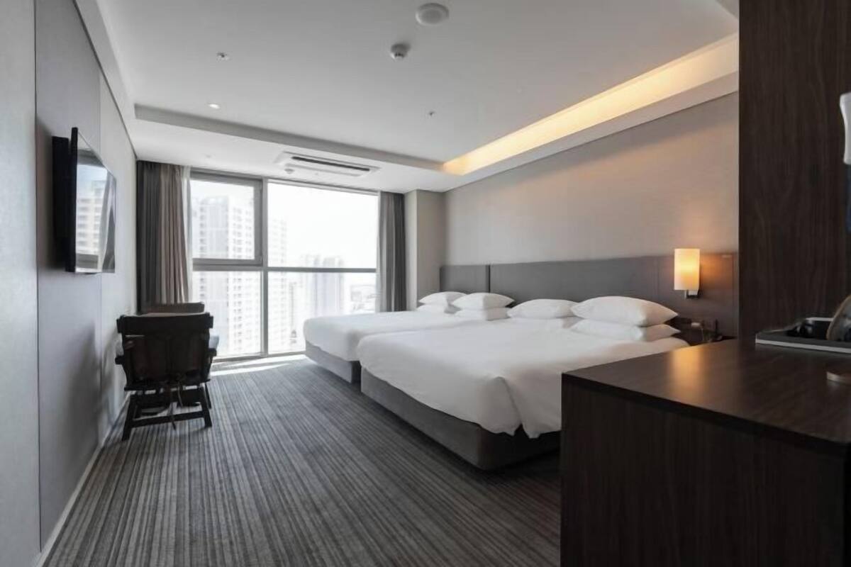 In-room safe, desk, laptop workspace, soundproofing