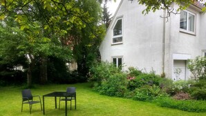 A house with a well-maintained lawn and two chairs. - Vacation apartment Heimsoth Kappeln OG - Holiday apartments Heimsoth in Kappeln (Kappeln)