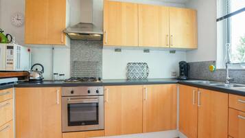 Frigorífico, microondas, horno y placa de cocina