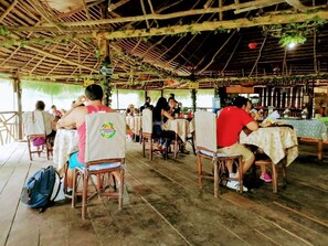 تناول الطعام بالخارج