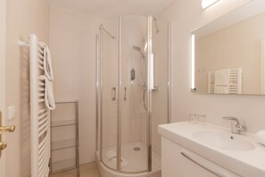 Dusche, Haartrockner, Handtücher