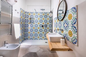 Regadera, secadora de cabello, bidet 