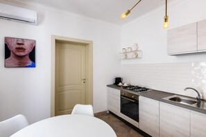 Kühlschrank, Ofen, Herdplatte, Wasserkocher mit Kaffee-/Teezubehör